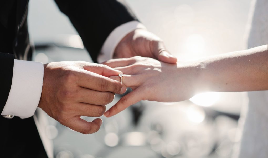 Le marié glisse la bague au doigt de la mariée lors de la cérémonie de mariage