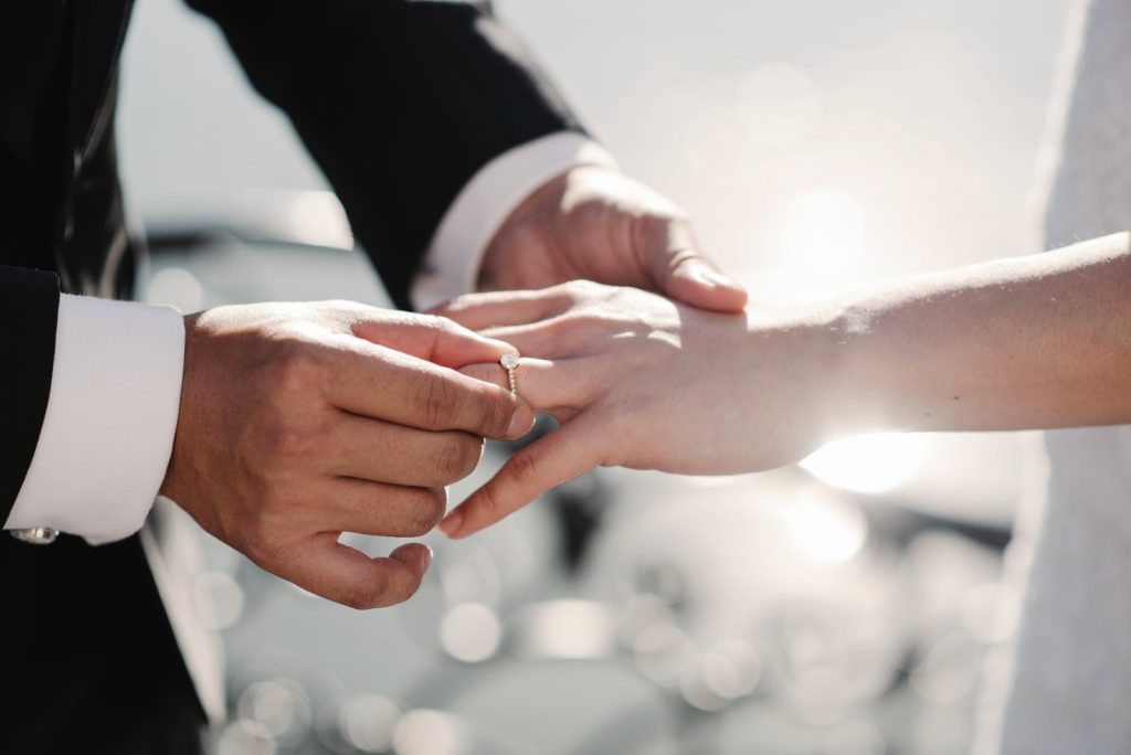 Le marié glisse la bague au doigt de la mariée lors de la cérémonie de mariage