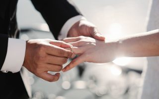 Le marié glisse la bague au doigt de la mariée lors de la cérémonie de mariage