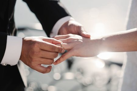 Le marié glisse la bague au doigt de la mariée lors de la cérémonie de mariage
