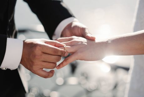 Le marié glisse la bague au doigt de la mariée lors de la cérémonie de mariage