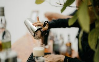 Bartender de Boulevard du Cocktail servant un cocktail lors d'un mariage à Bruxelles
