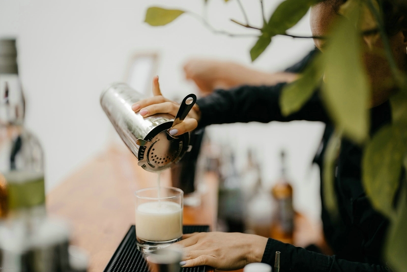 Bartender de Boulevard du Cocktail servant un cocktail lors d'un mariage à Bruxelles