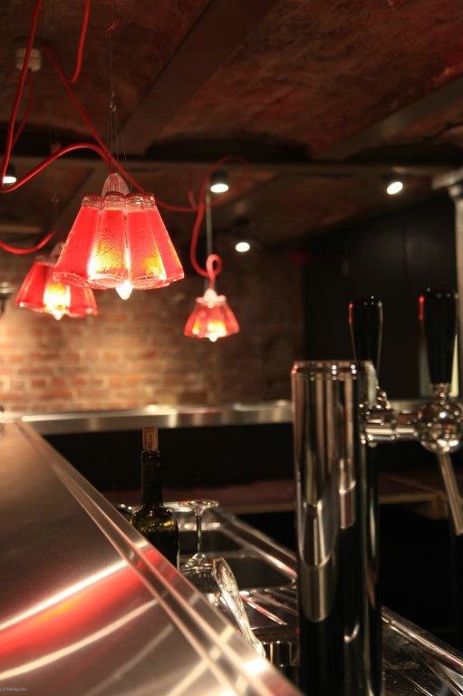 Espace lounge sous voûtes aux Caves de Fragnée à Liège