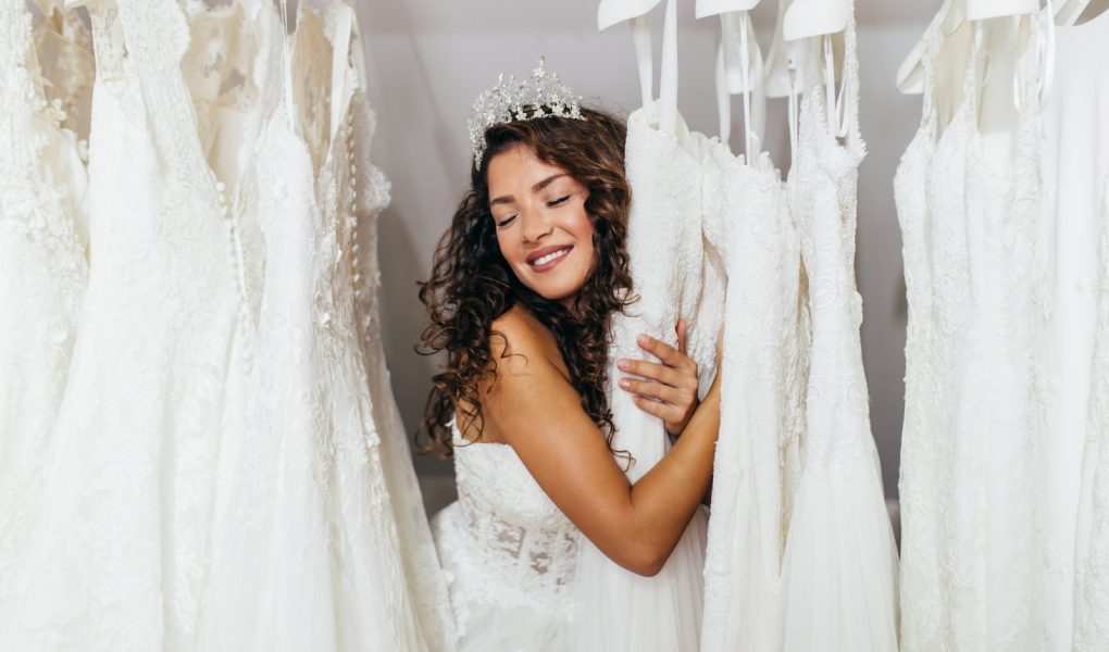 Future mariée essayant des robes de mariée dans une boutique nuptiale