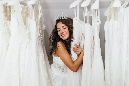 Future mariée essayant des robes de mariée dans une boutique nuptiale