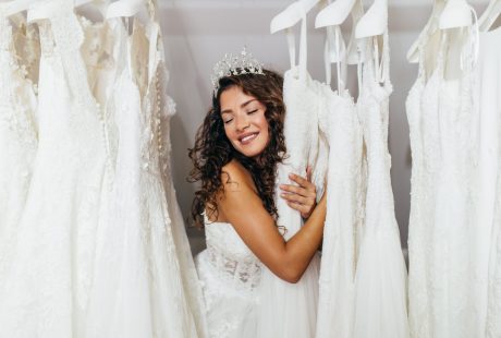 Future mariée essayant des robes de mariée dans une boutique nuptiale
