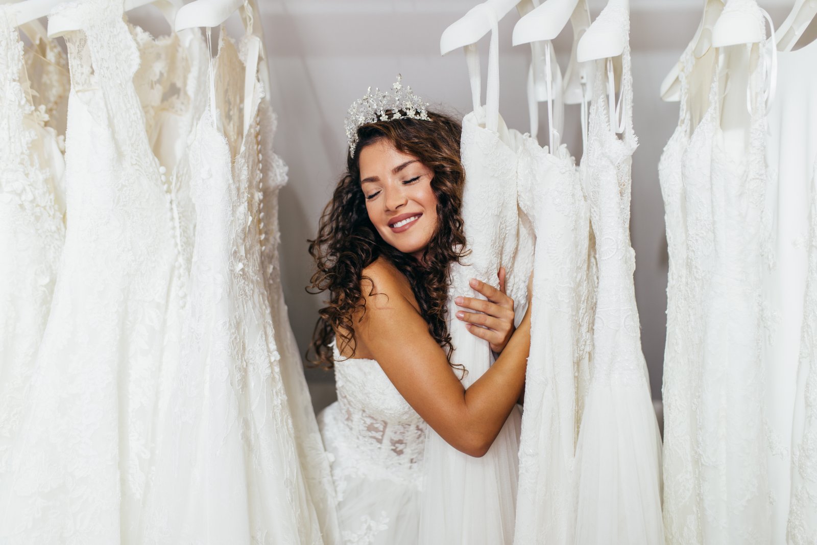 Future mariée essayant des robes de mariée dans une boutique nuptiale