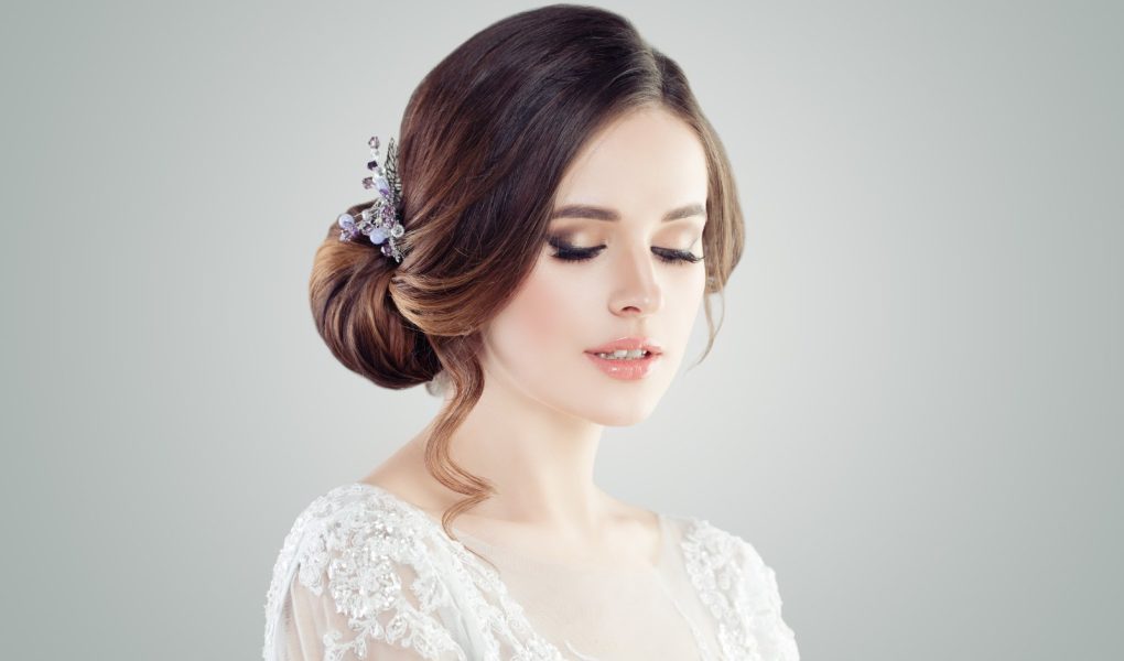 Mariée romantique coiffée d’un chignon bas élégant pour le jour de son mariage