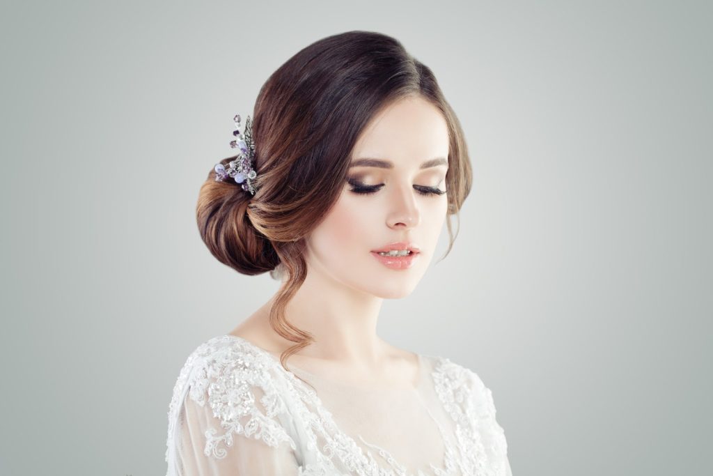 Mariée romantique coiffée d’un chignon bas élégant pour le jour de son mariage
