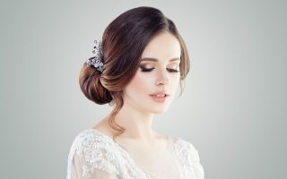 Mariée romantique coiffée d’un chignon bas élégant pour le jour de son mariage