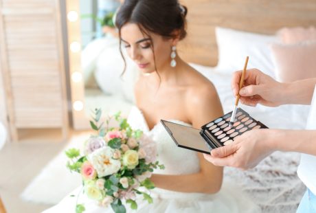 Maquilleuse professionnelle appliquant un maquillage naturel et lumineux sur une future mariée