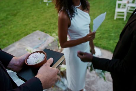 Mariée lisant ses vœux de mariage sur une feuille lors d'une cérémonie en plein air
