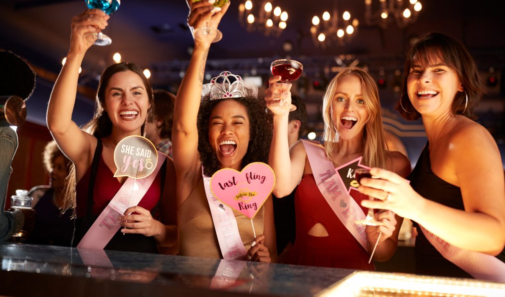 Future mariée « bride to be » entourée de ses amies lors de son enterrement de vie de jeune fille