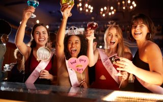 Future mariée « bride to be » entourée de ses amies lors de son enterrement de vie de jeune fille