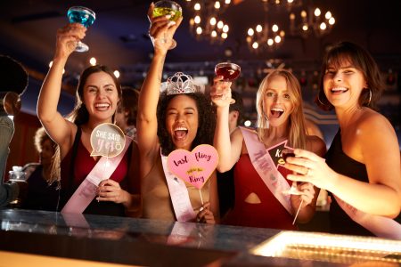 Future mariée « bride to be » entourée de ses amies lors de son enterrement de vie de jeune fille