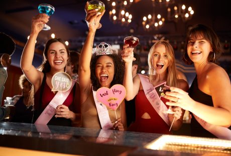 Future mariée « bride to be » entourée de ses amies lors de son enterrement de vie de jeune fille