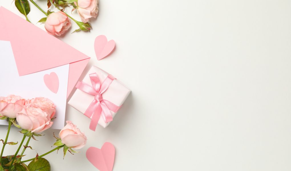 Enveloppe, roses et coffret cadeau pour un échange de cadeaux entre mariés