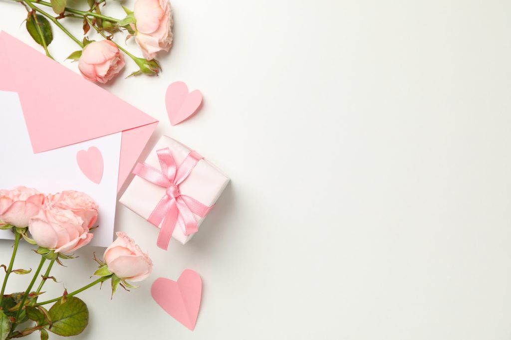 Enveloppe, roses et coffret cadeau pour un échange de cadeaux entre mariés