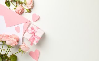 Enveloppe, roses et coffret cadeau pour un échange de cadeaux entre mariés