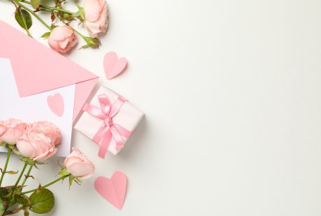 Enveloppe, roses et coffret cadeau pour un échange de cadeaux entre mariés