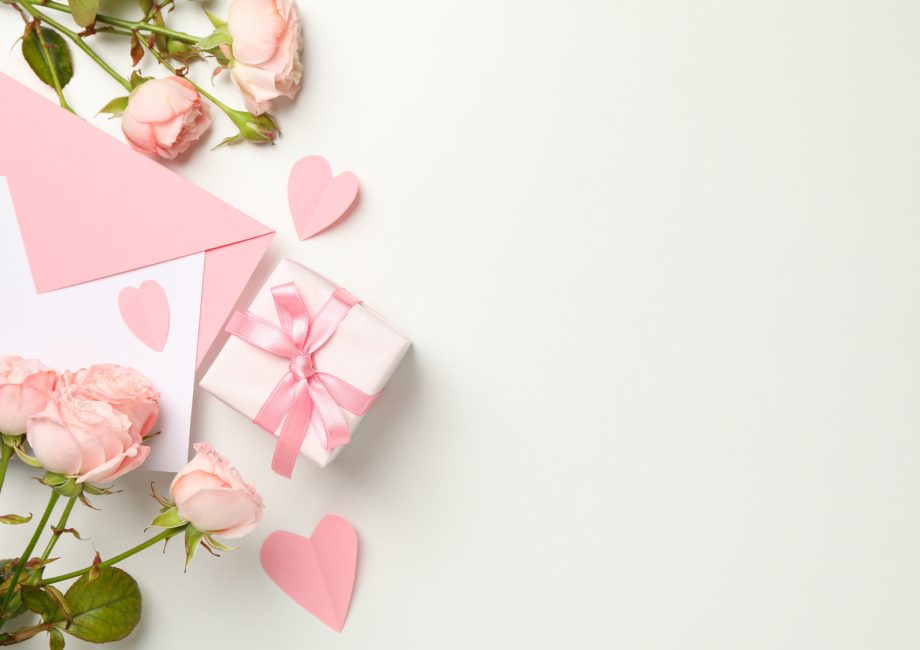 Enveloppe, roses et coffret cadeau pour un échange de cadeaux entre mariés