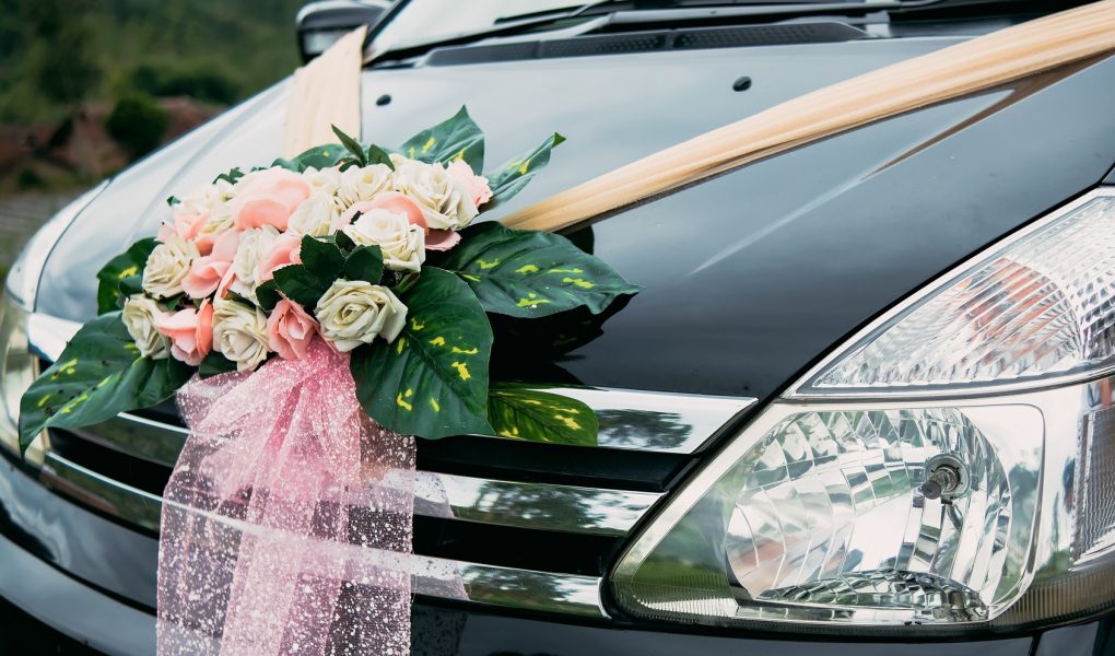Voiture de mariage décorée de fleurs fraîches