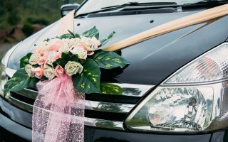 Voiture de mariage décorée de fleurs fraîches