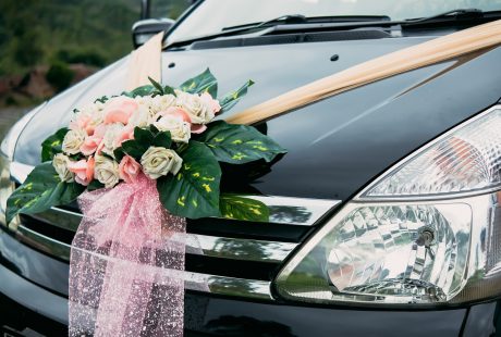 Voiture de mariage décorée de fleurs fraîches