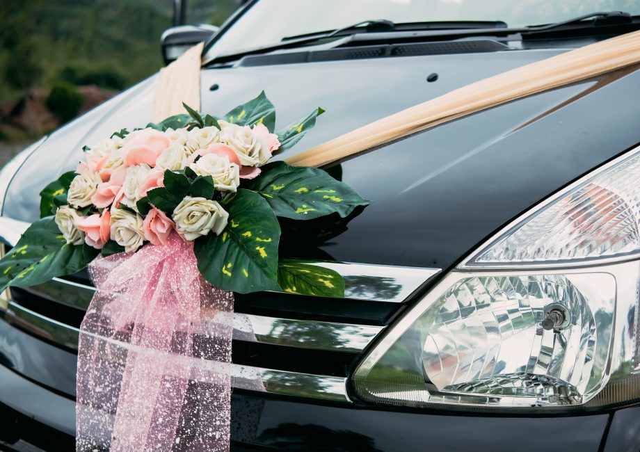 Voiture de mariage décorée de fleurs fraîches