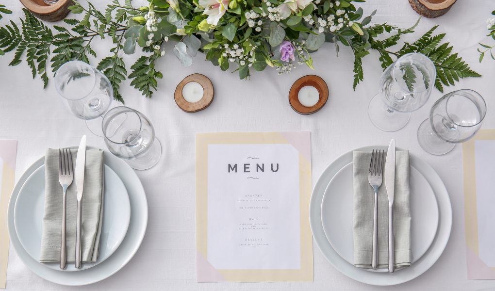 Table de mariage élégamment dressée, prête pour une dégustation chez le traiteur
