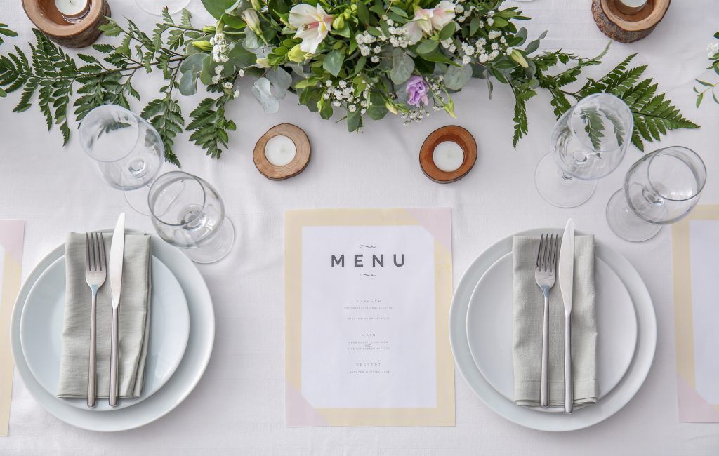 Table de mariage élégamment dressée, prête pour une dégustation chez le traiteur