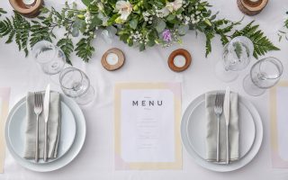 Table de mariage élégamment dressée, prête pour une dégustation chez le traiteur