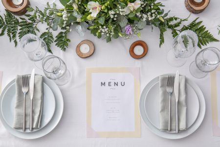 Table de mariage élégamment dressée, prête pour une dégustation chez le traiteur