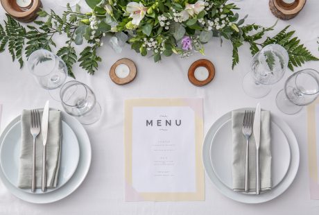 Table de mariage élégamment dressée, prête pour une dégustation chez le traiteur