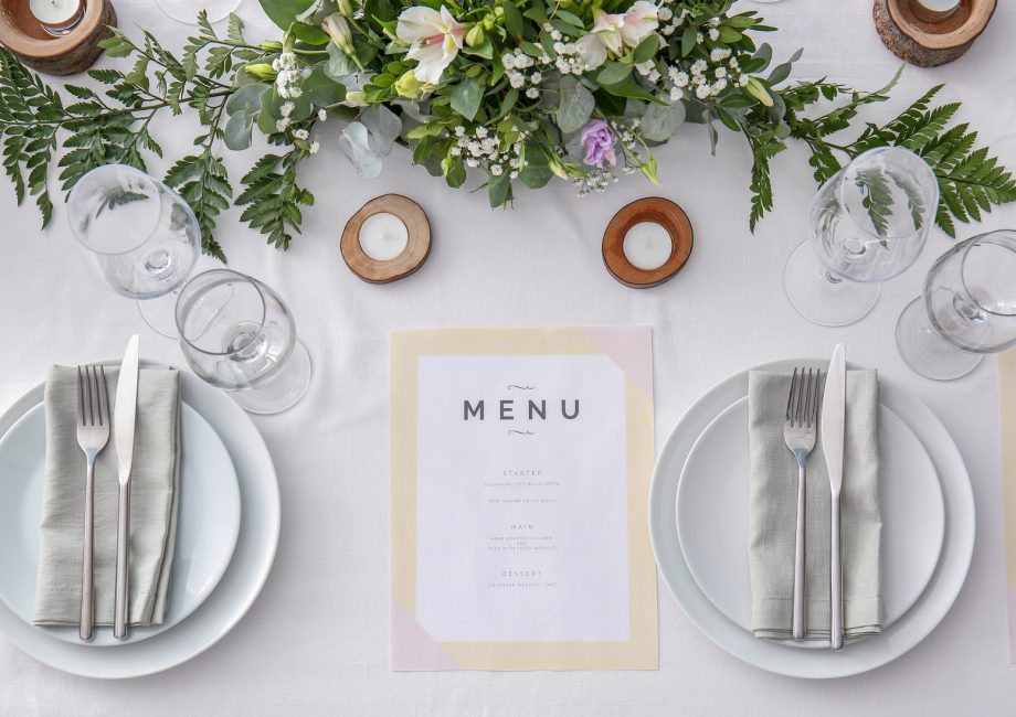 Table de mariage élégamment dressée, prête pour une dégustation chez le traiteur
