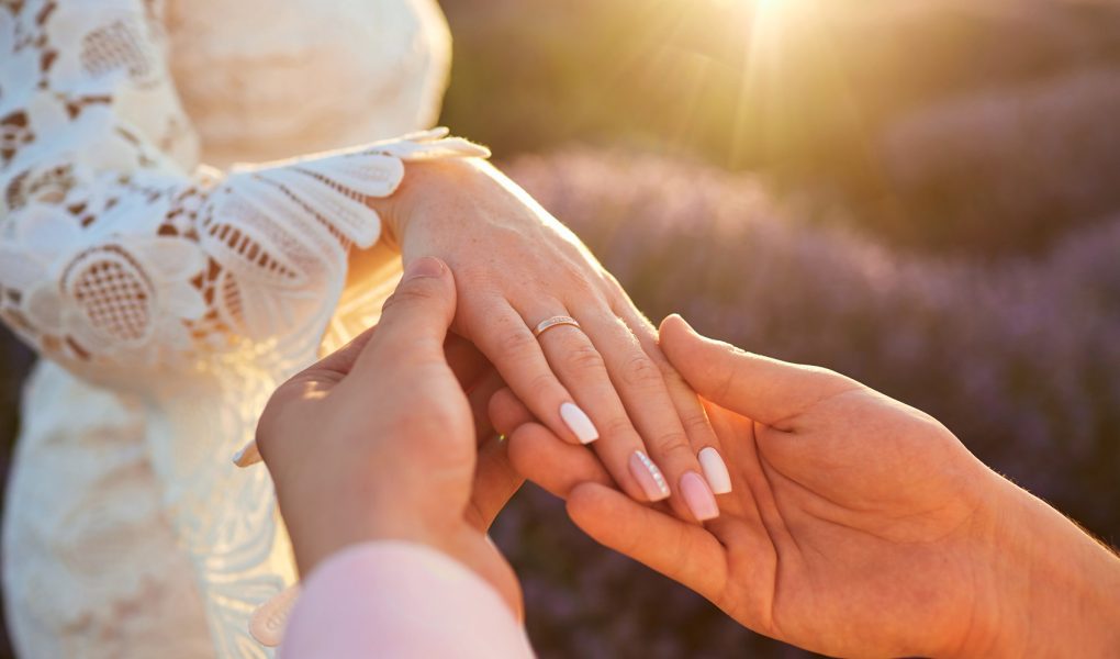 Demande en mariage au coucher du soleil dans un champ de lavande