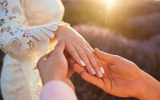 Demande en mariage au coucher du soleil dans un champ de lavande