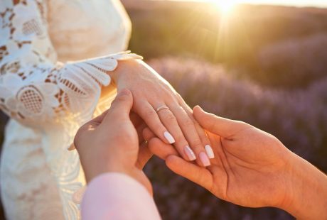 Demande en mariage au coucher du soleil dans un champ de lavande