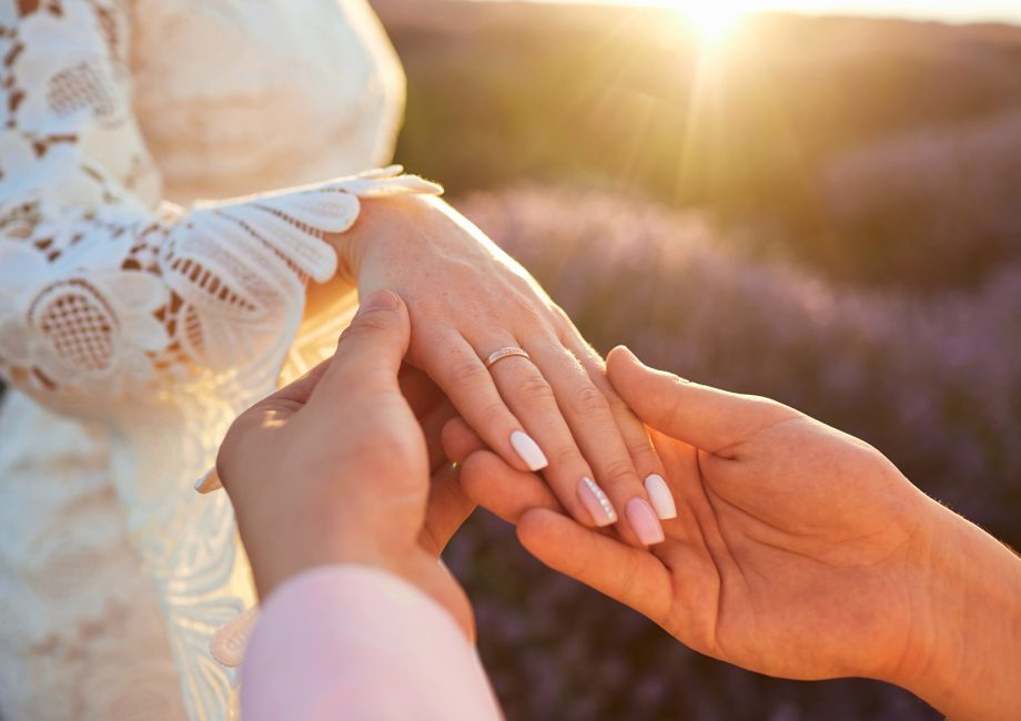 Demande en mariage au coucher du soleil dans un champ de lavande