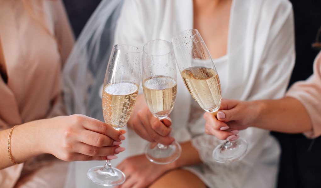 Des invités trinquent avec des verres de champagne pour le toast d'un discours de mariage