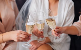 Des invités trinquent avec des verres de champagne pour le toast d'un discours de mariage