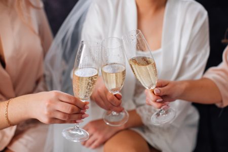 Des invités trinquent avec des verres de champagne pour le toast d'un discours de mariage