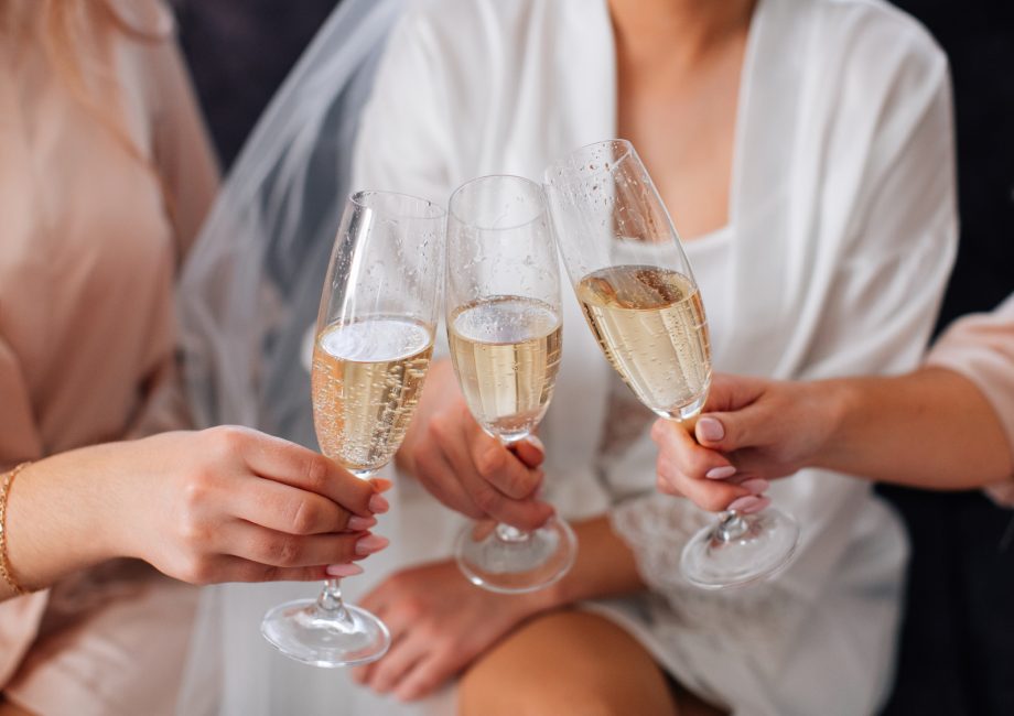 Des invités trinquent avec des verres de champagne pour le toast d'un discours de mariage