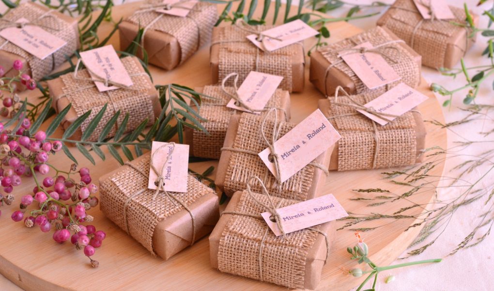 Cadeaux d'invités d'un mariage d'automne : savons en papier kraft, ruban de jute et baies rouges