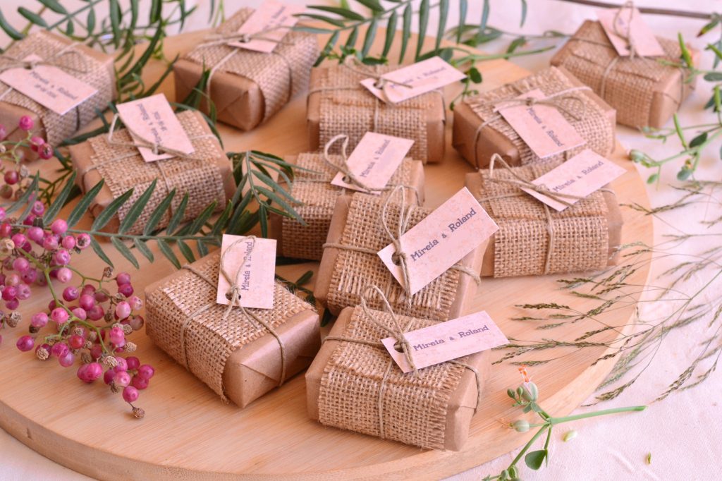 Cadeaux d'invités d'un mariage d'automne : savons en papier kraft, ruban de jute et baies rouges