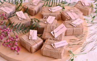 Cadeaux d'invités d'un mariage d'automne : savons en papier kraft, ruban de jute et baies rouges