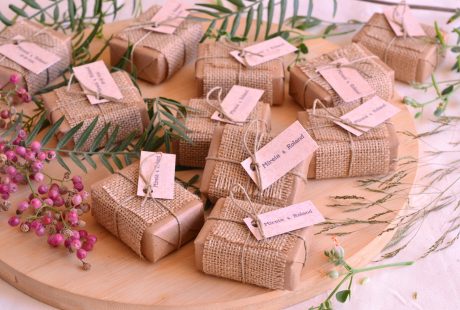 Cadeaux d'invités d'un mariage d'automne : savons en papier kraft, ruban de jute et baies rouges