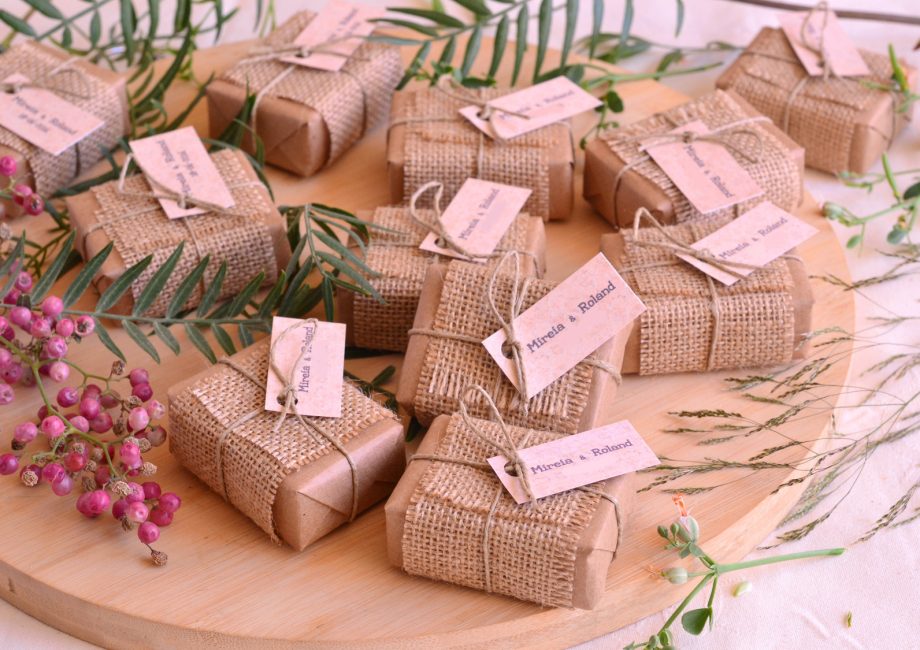 Cadeaux d'invités d'un mariage d'automne : savons en papier kraft, ruban de jute et baies rouges