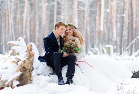 Couple de mariés souriants lors d'un mariage d'hiver en extérieur